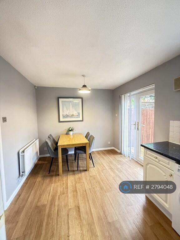 3 bedroom semi-detached house for rent