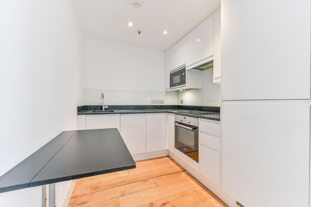 Apartment in Croydon - View 3