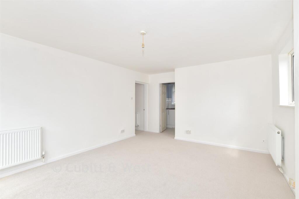 Apartment in Crawley, Gossops Green - View 5