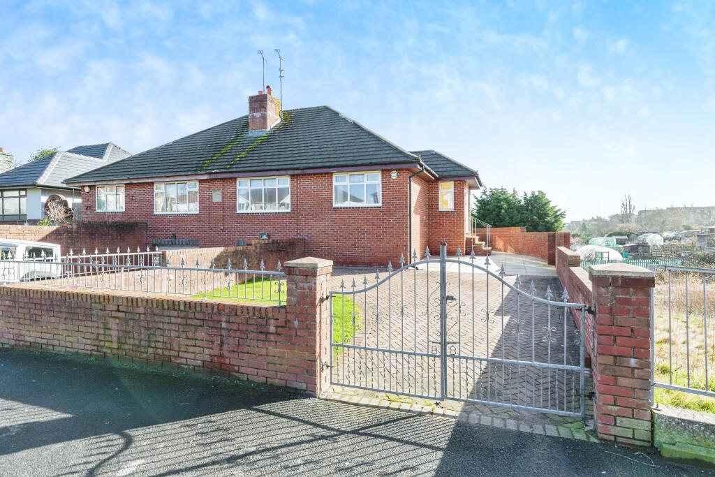 3-bed detached on Newton Drive, Blackpool, FY3, £210,000