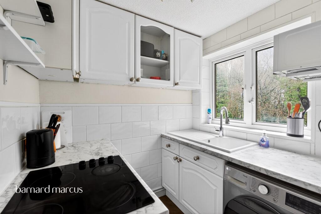 Nutfield Road, REDHILL photo 4