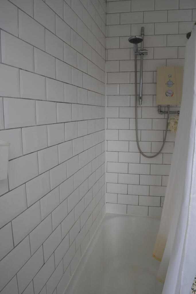 4 bedroom end of terrace house for rent