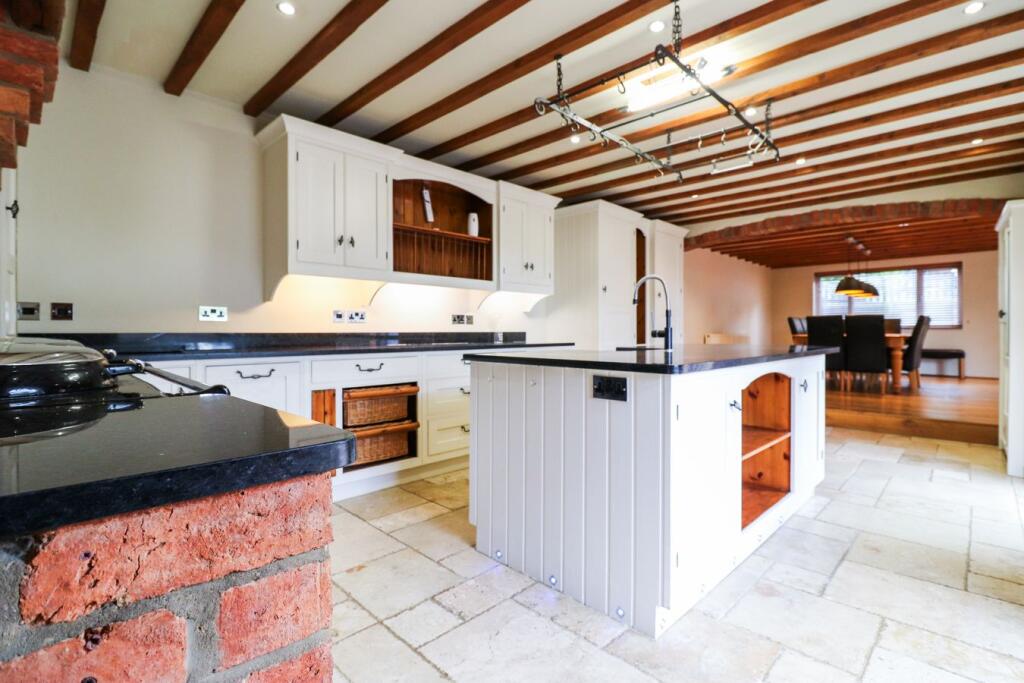 House in Northampton, Weedon Bec - More