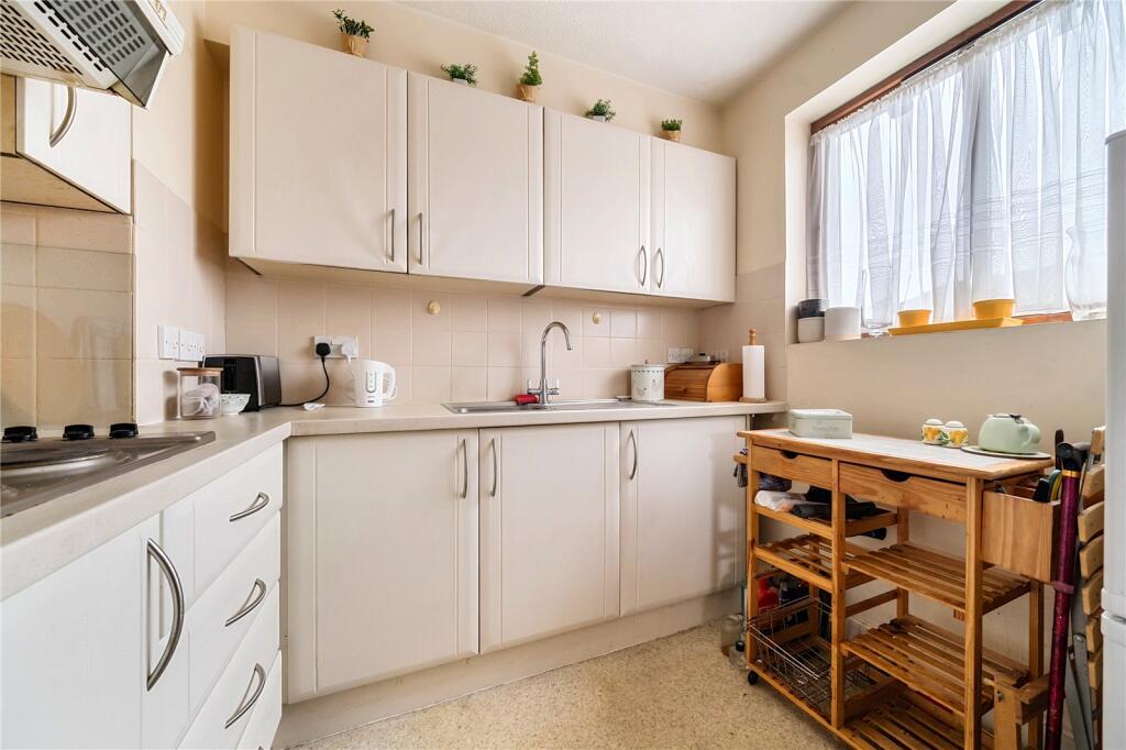 Hartford Court, Hartley Wintney, Hook, Hampshire, RG27 photo 4