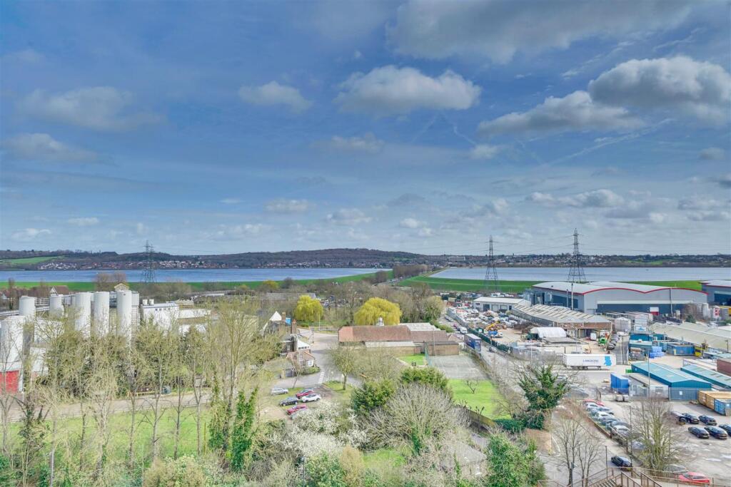 Apartment in London, Ponders End - View 2