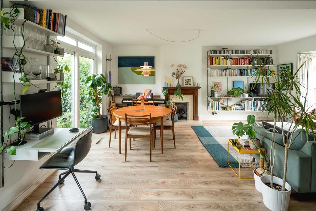 3-bed semi-detached on Walkerscroft Mead, London, £850,000