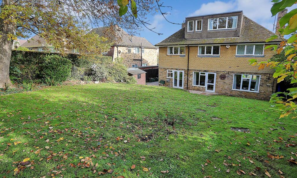 St James Close, Pangbourne - 5 bedrooms. Walk to shops & station to London, photo 3