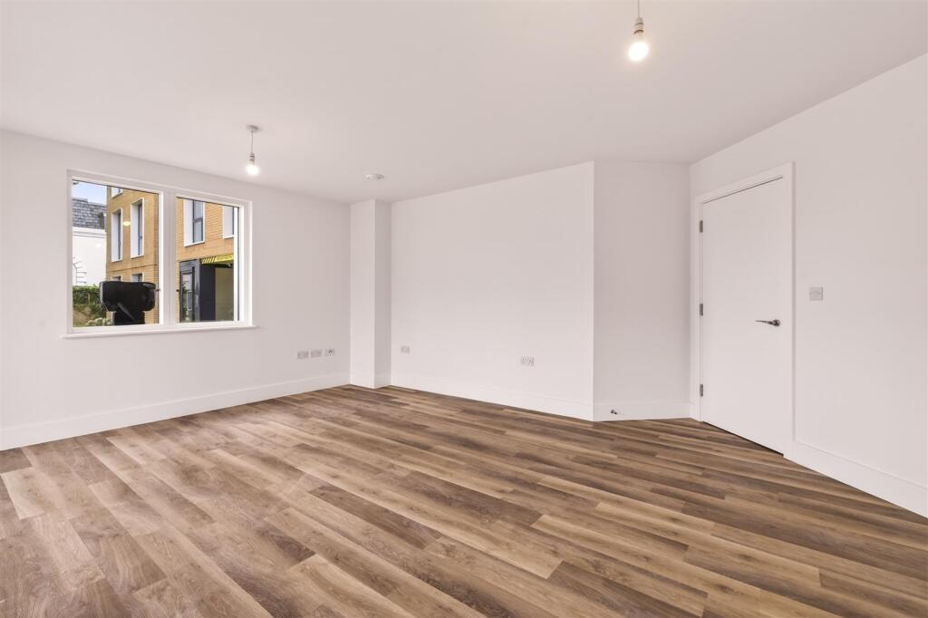 House in Worthing, West Sussex - View 2