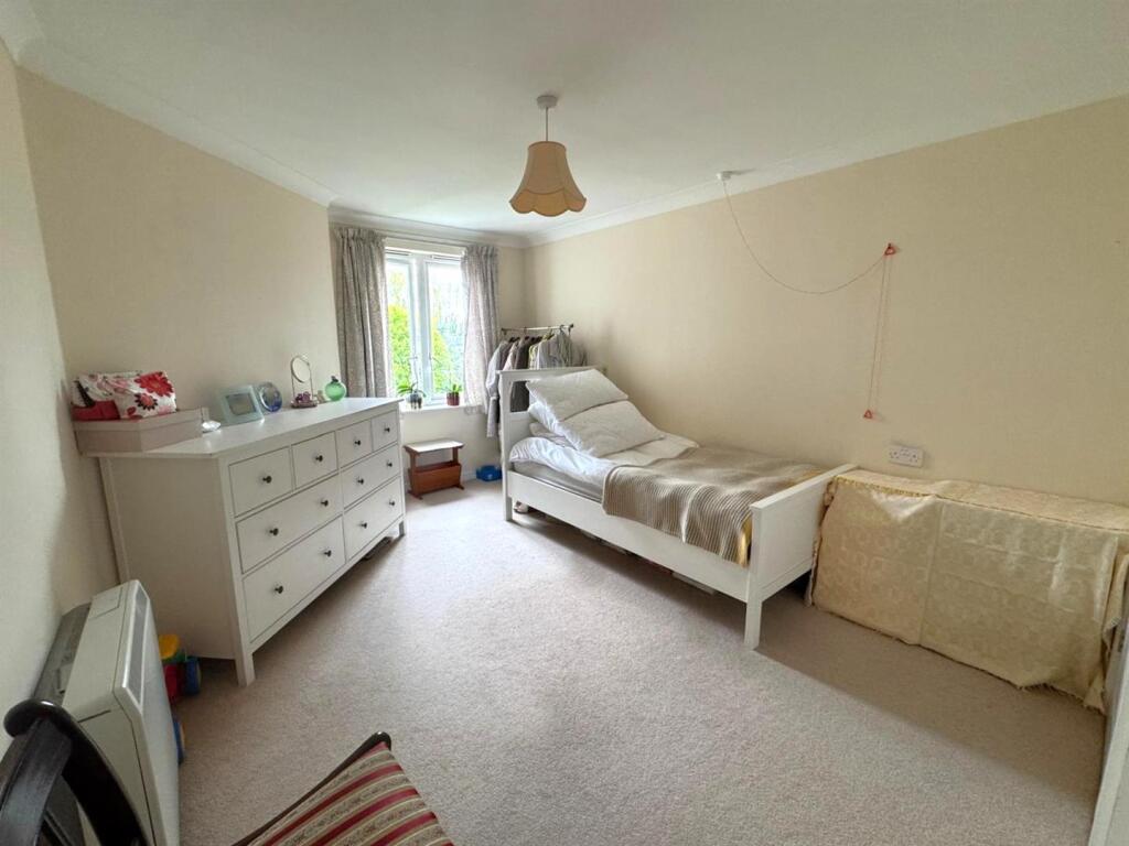 Apartment in Rushmoor, East End, North Town - View 2