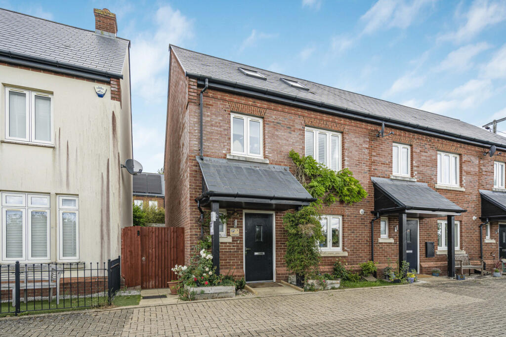 Main image of property: Hart Walk, Bicester, OX25