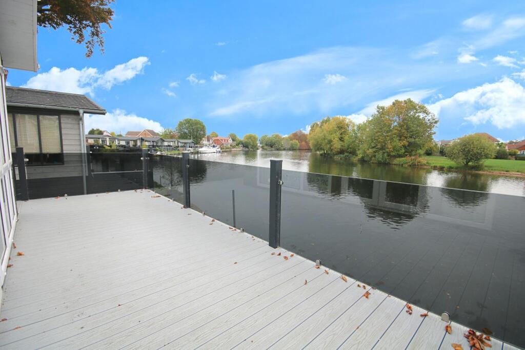 Chertsey Lane, Staines-Upon-Thames photo 4