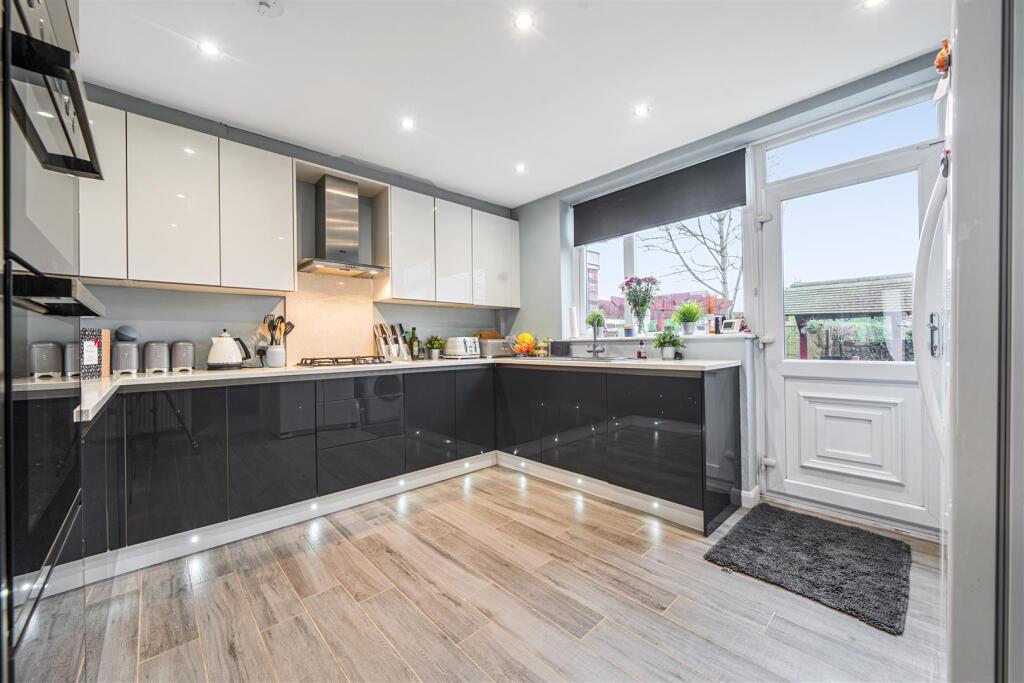 Chatsworth Avenue, Winnersh, Berkshire, RG41 5EU photo 2