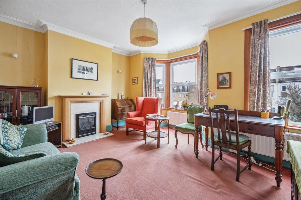 2-bed flat on Dryden Road, Wimbledon, London, £450,000