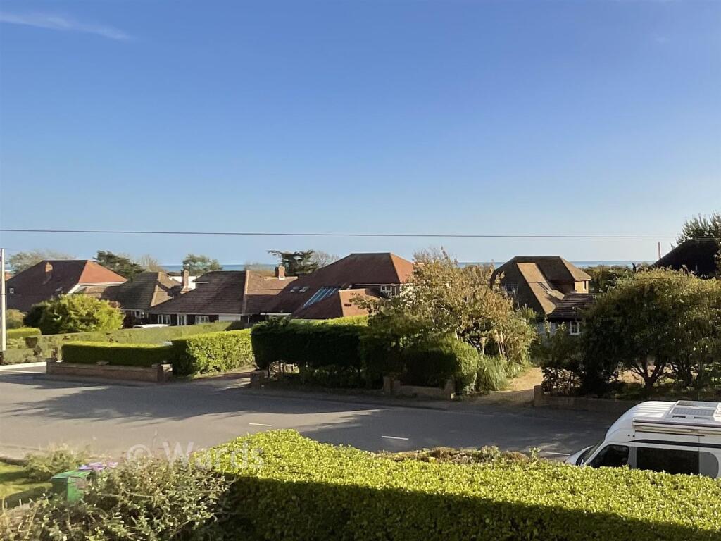 2-bed apartment on Seabrook Road, Hythe, Kent, £235,000