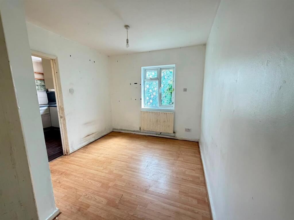 House in London, Royal Borough of Kingston upon Thames - View 4