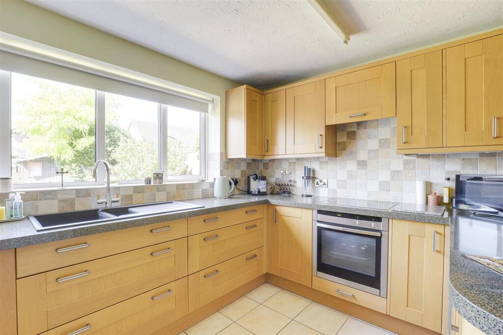 Rochester Close, Long Eaton, NG10 - View 6