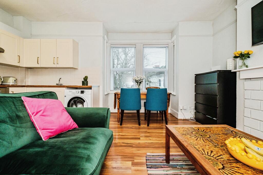 Apartment in Worthing, West Sussex - View 3