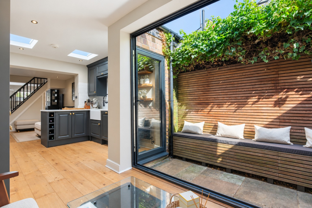 House in Richmond, North Sheen - More