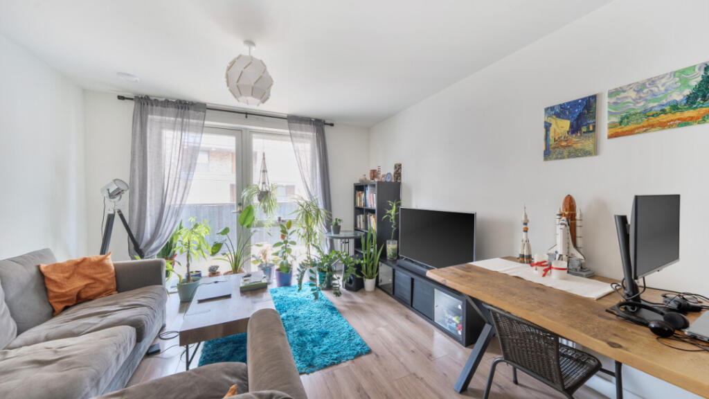 2-bed flat on Albright Court, Barking, IG11 7HP, £320,000