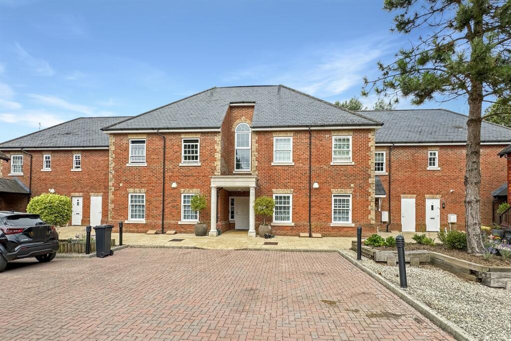 Main image of property: 2 bedroom First Floor Flat in Chichester