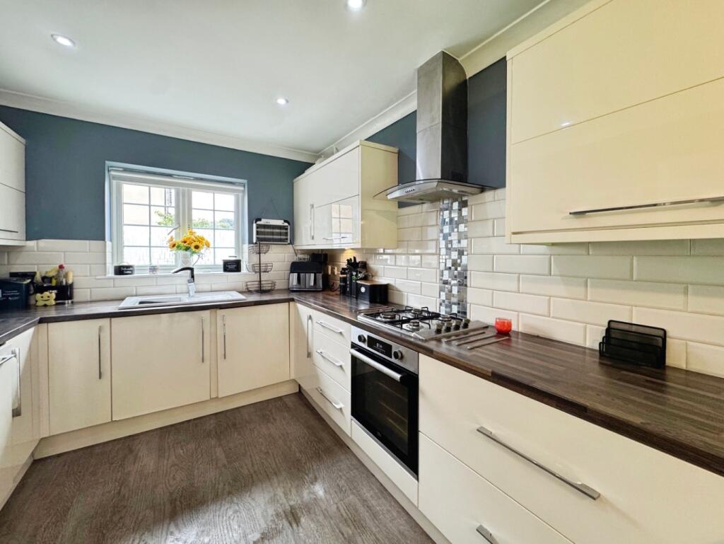 House in Pontarddulais - More