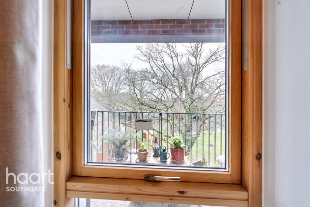 Ebony Crescent, Barnet - View 5