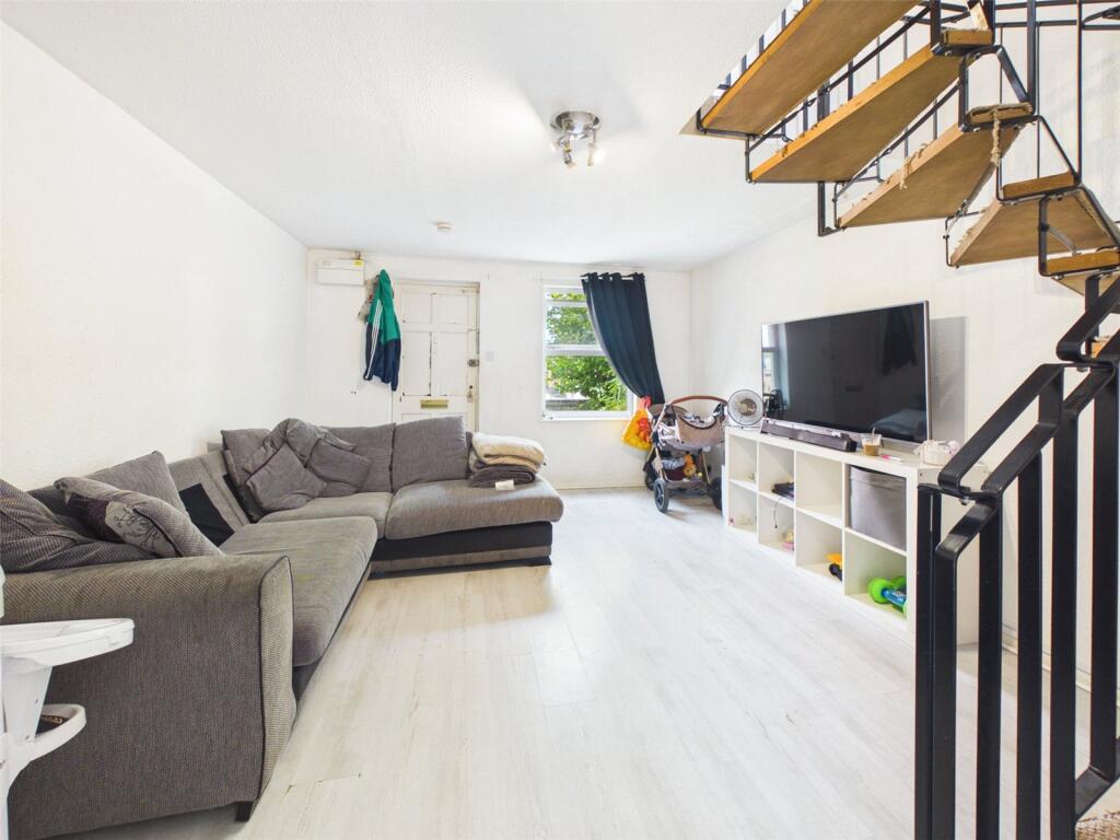 House in Cheltenham, Ewens Farm, Fairview - View 2