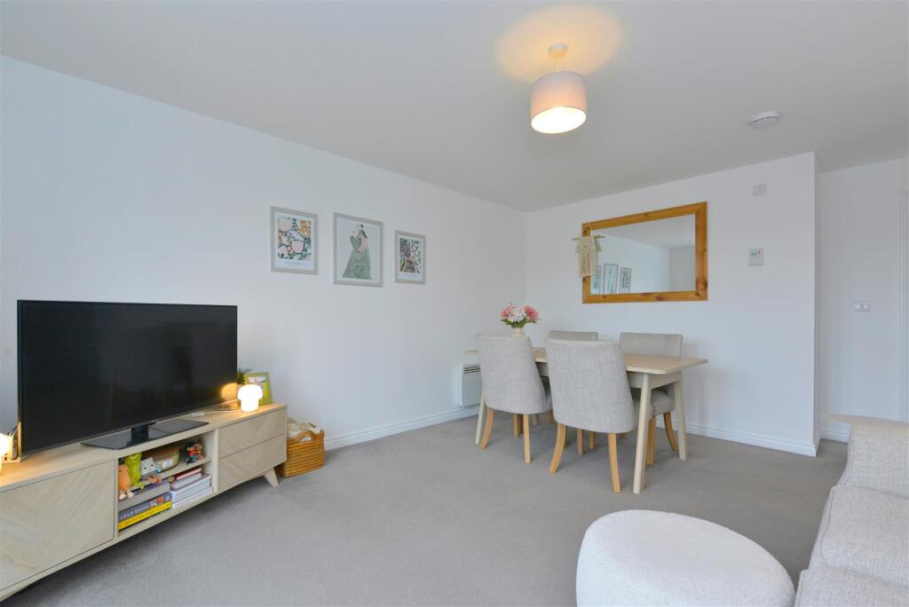 Apartment in Shrewsbury, Greenfields - View 5