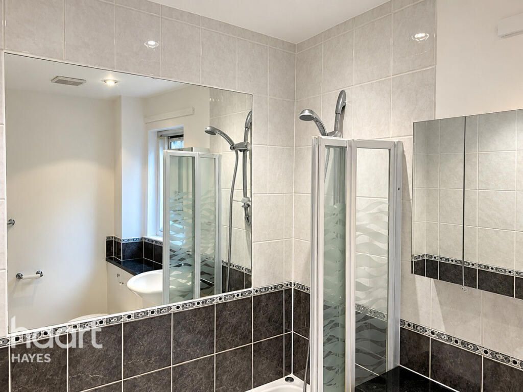 House in London, Windmill Park Estate, Hanwell - View 4