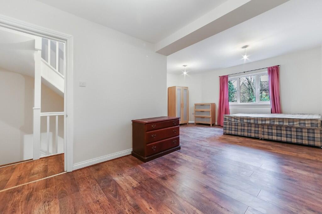 6 bedroom semi-detached house for rent