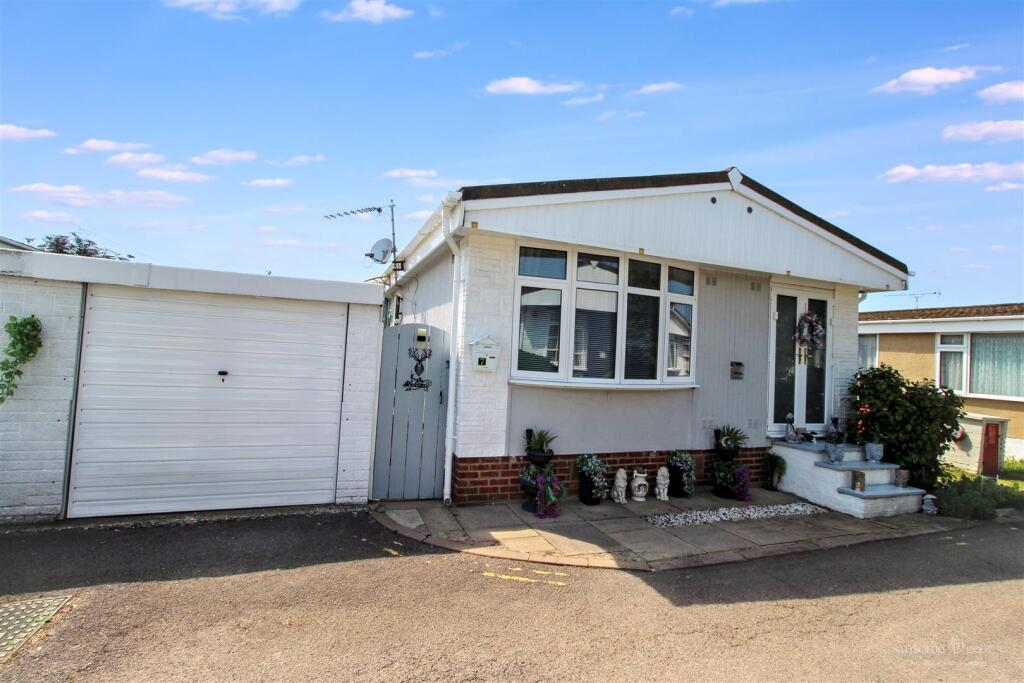 House in Three Mile Cross, Shinfield