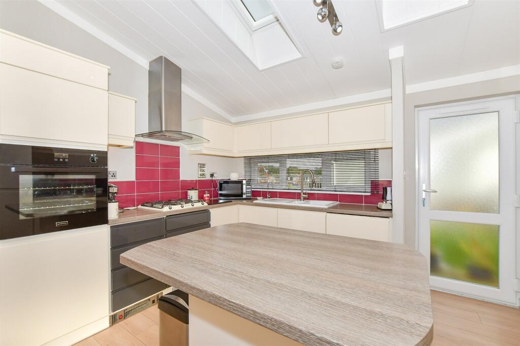Peninsula Crescent, Hoo, Rochester, Kent photo 3