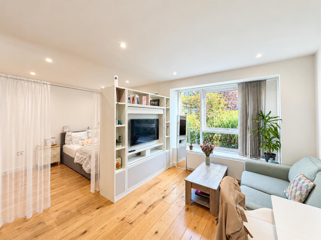 Apartment in London, Heston - View 2