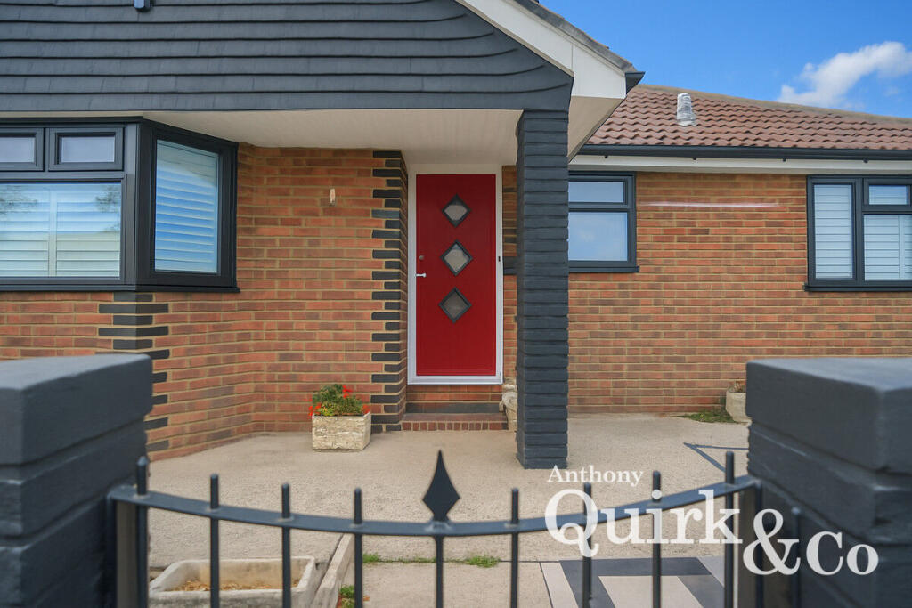 Smallgains Avenue, Canvey Island, SS8 photo 2