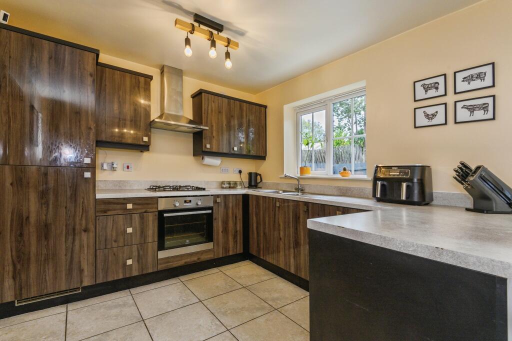 3-bed detached on Hops Drive, Huddersfield, HD1, £250,000