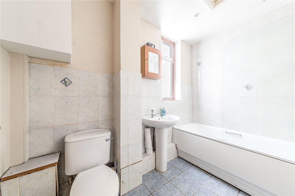 House in Kingston upon Thames - More