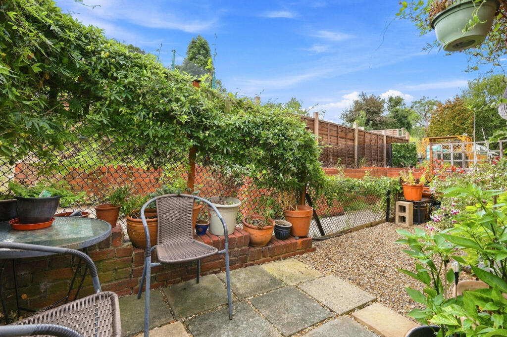 Apartment in Ilford - View 4