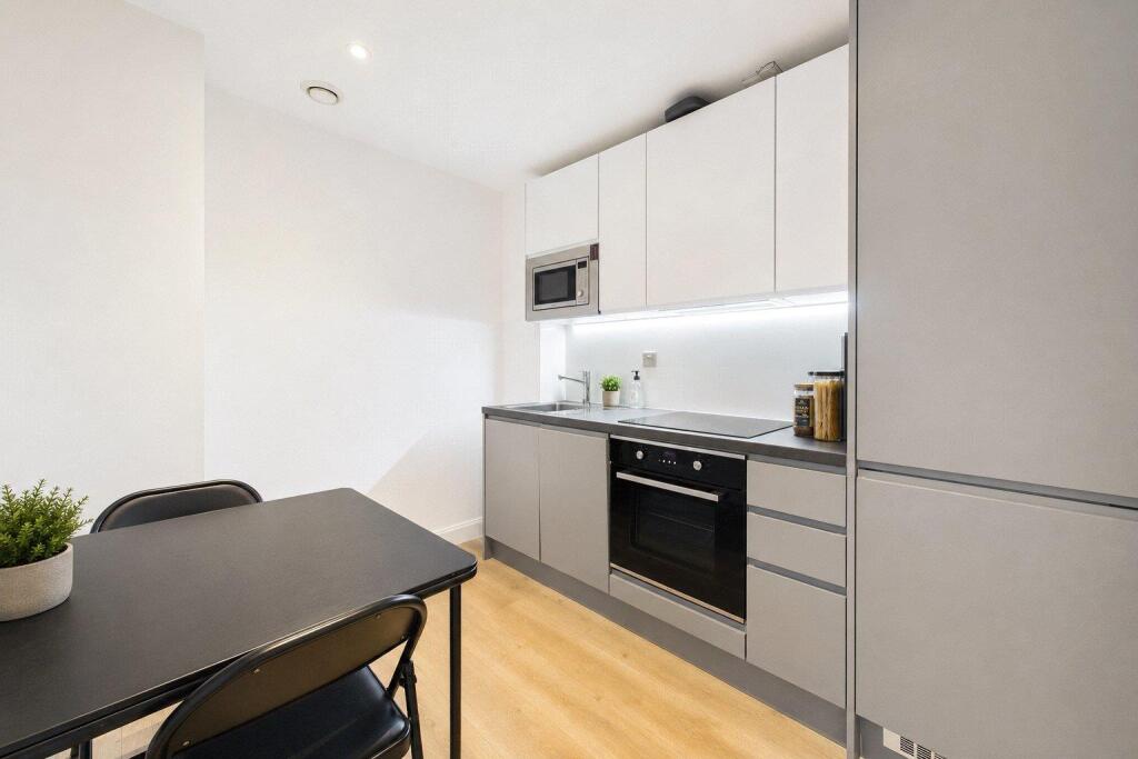 Apartment in Redhill - View 4