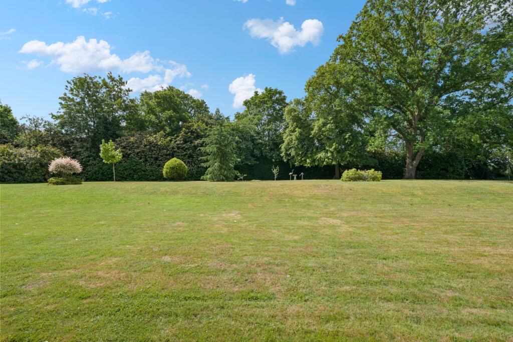 Broom Hall, Oxshott, KT22 photo 2
