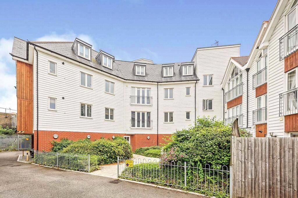 2-bed flat on Regent Street, Whitstable, Kent, CT5, £260,000