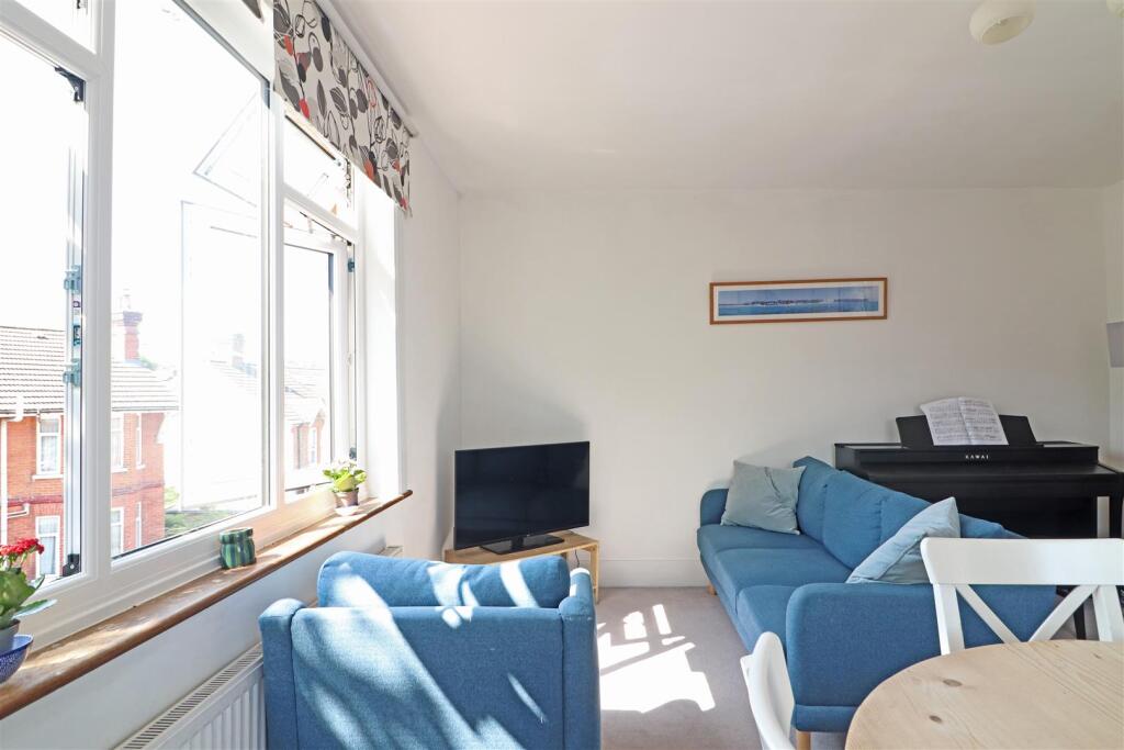 Apartment in Redhill, Reffles Bridge, Earlswood - More
