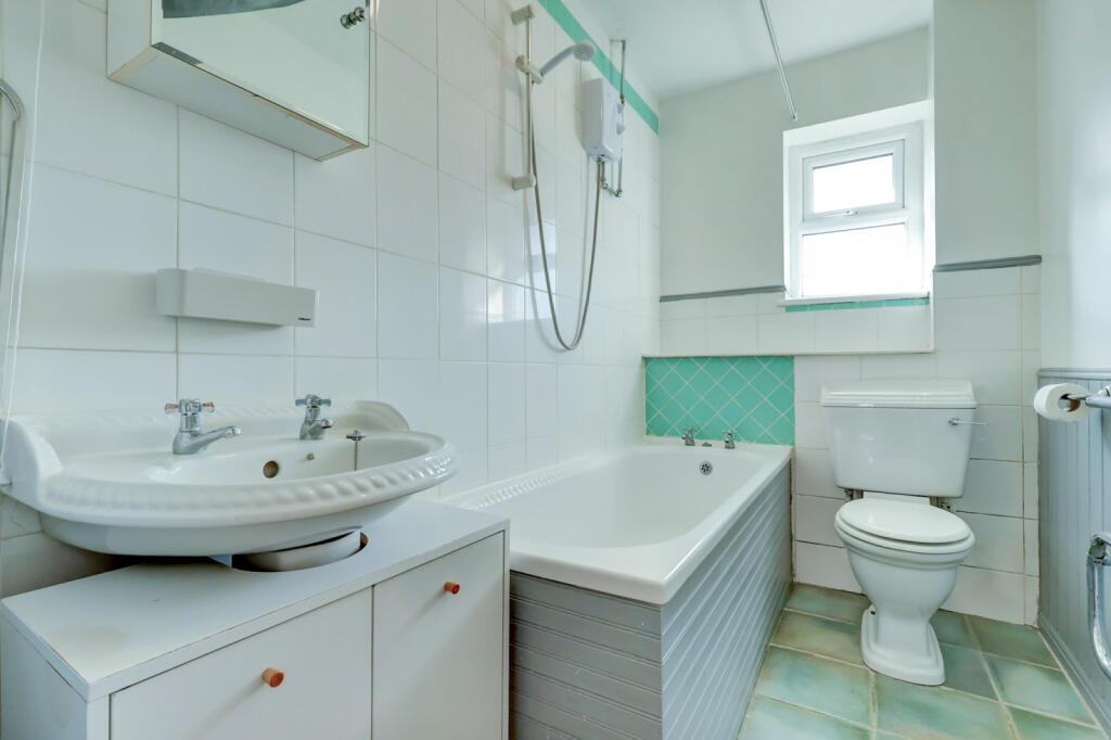 Pond Approach, Holmer Green, High Wycombe, Buckinghamshire, HP15 - More
