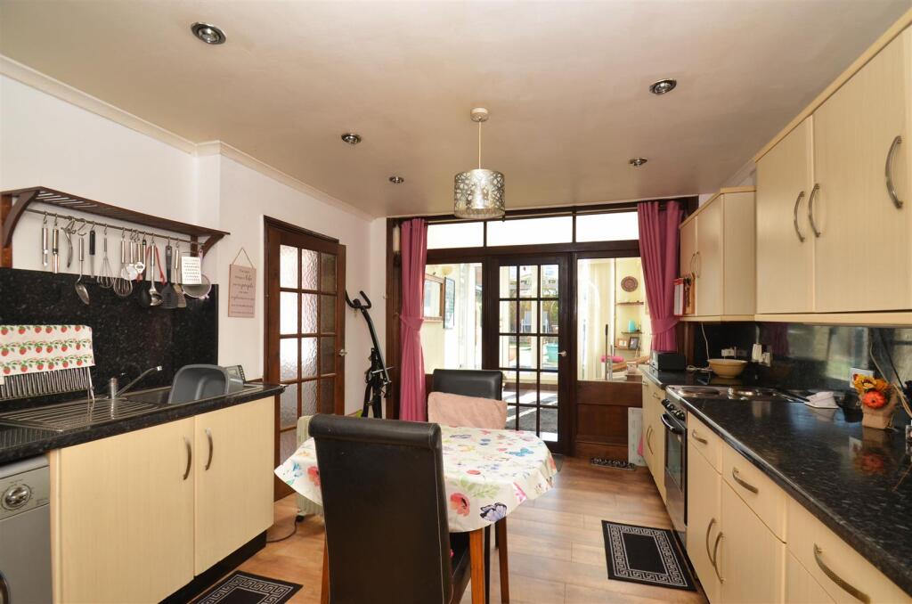 Apartment in Ryde, Pelhamfield - View 4