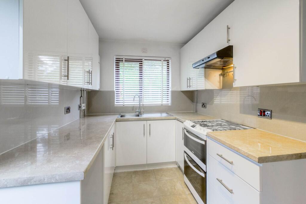 House in Milton Keynes, Willen, Campbell Park - View 4