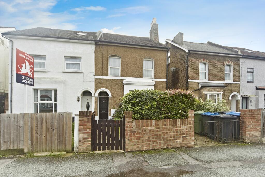 2-bed flat on 90 Holmesdale Road, London, SE25, £290,000