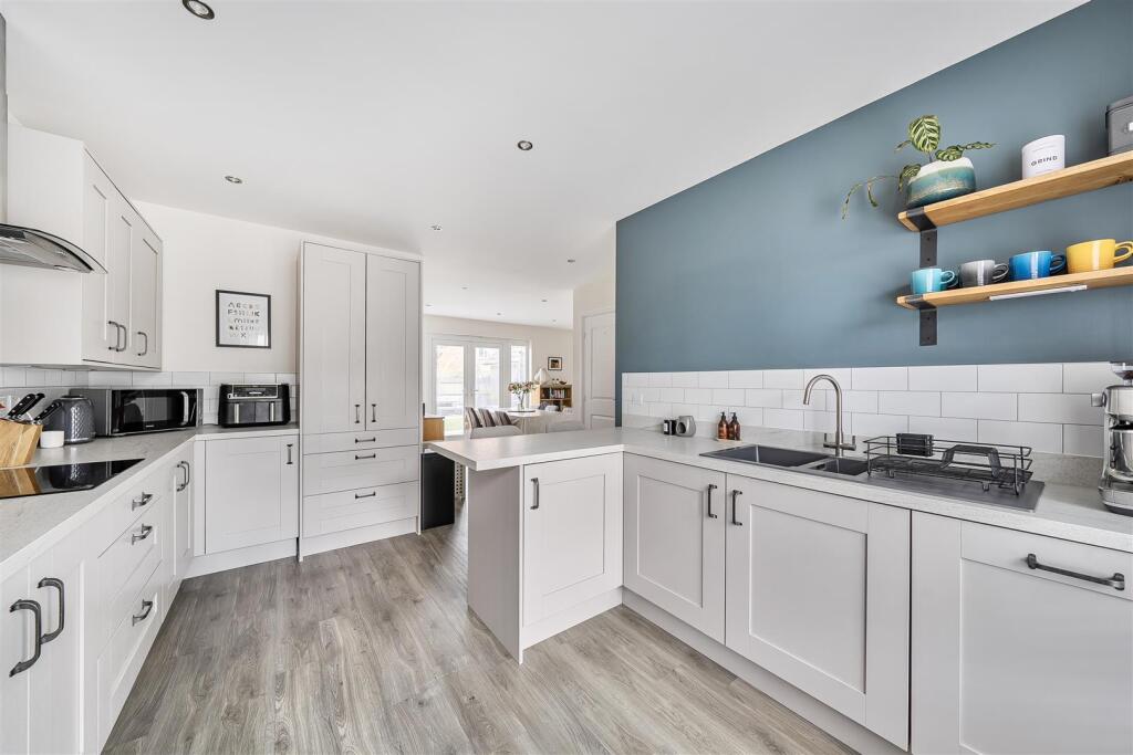House in Arborfield Green, Finchampstead - View 5