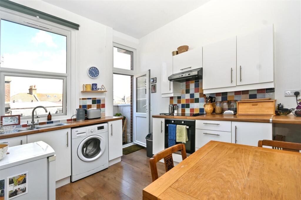 Apartment in Eastbourne, East Sussex - View 3