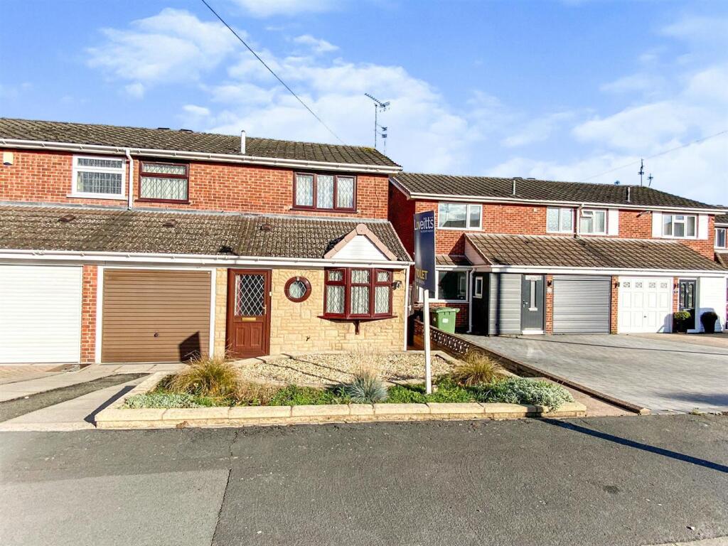 Main image of property: Featherstone Close, Nuneaton
