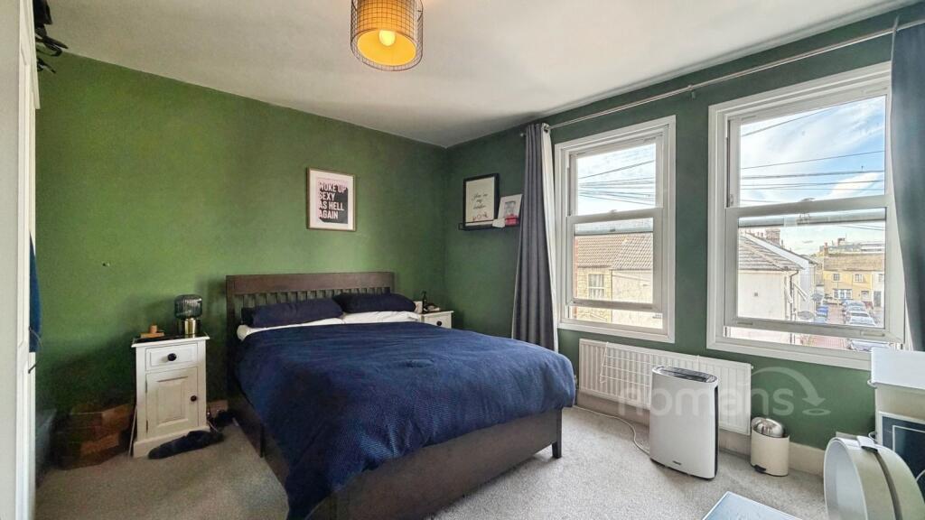 House in Aldershot, Cargate, North Town - More