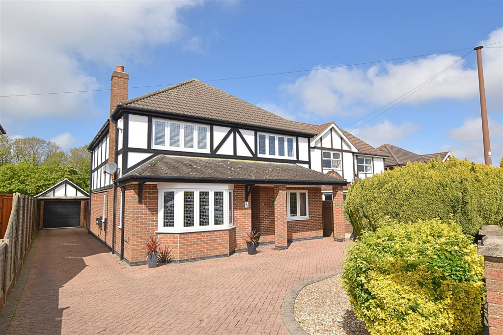 3-bed detached on Edinburgh Drive, Holton-Le-Clay, Grimsby, £345,000